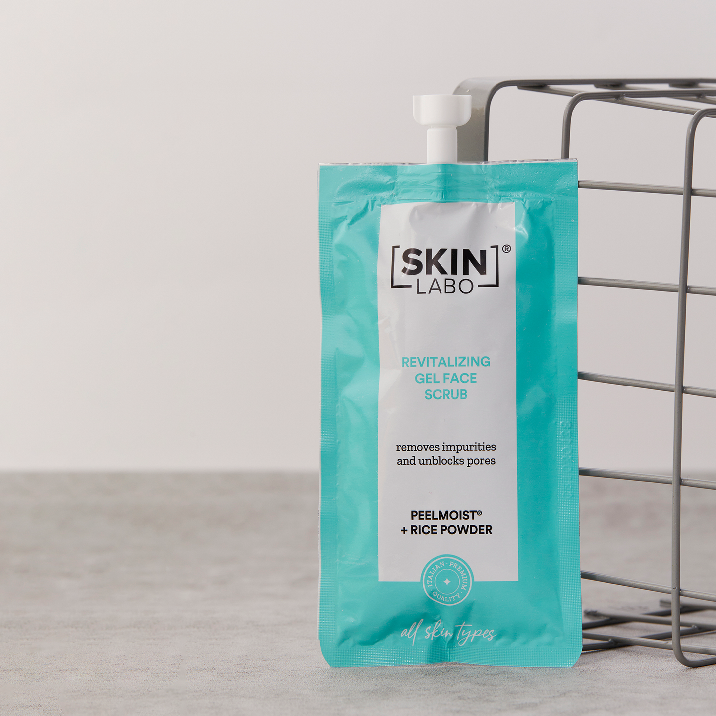 REWITALIZUJĄCY ŻELOWY SCRUB DO TWARZY